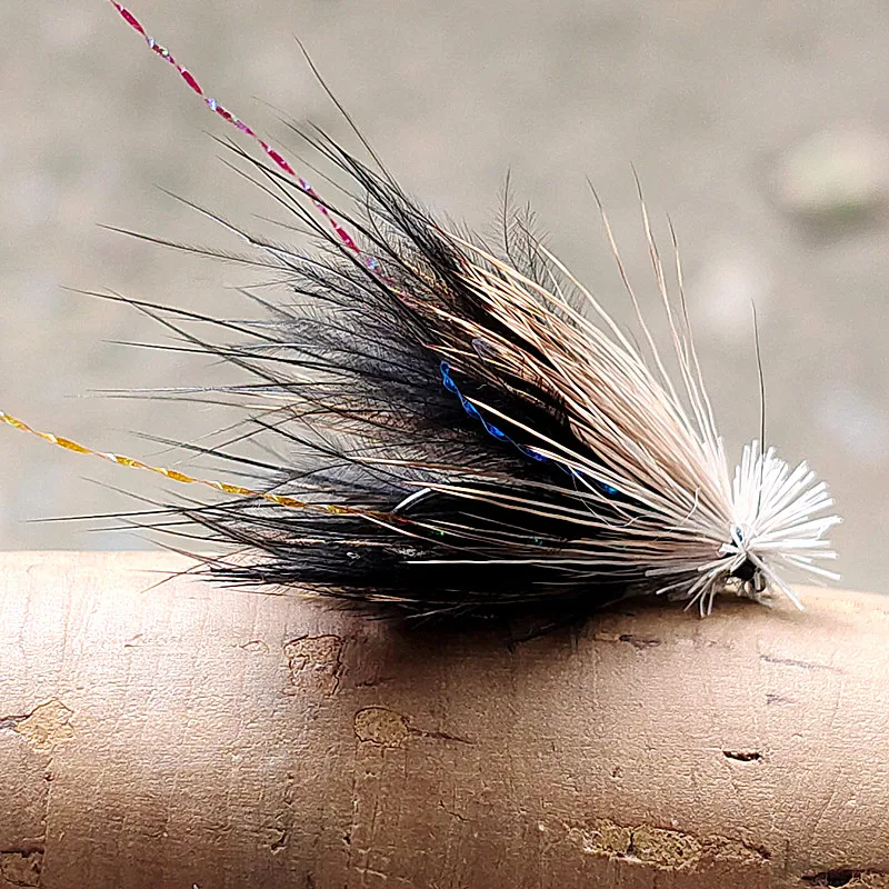 5 Stück Imitations-Caddis, eine gängige Art von Trockenfliegen zum Fliegenfischen und schwimmendem Köder, wird häufig mit Fliegenfischerei-Ausrüstung kombiniert. – Detail 4