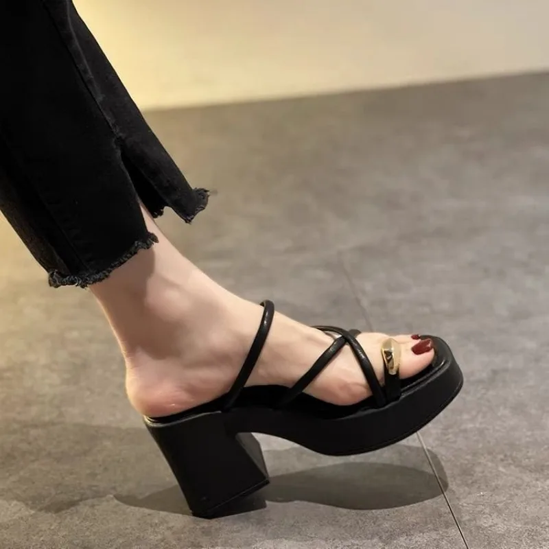 2024 Sandały damskie Platforma Toe Ring Square Toe Women Slippers Tuckle Strap Shoes New Lady Summer Beach Casual Pumps D119