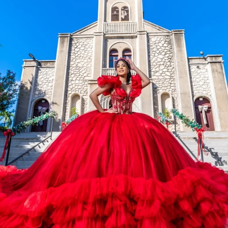 

Красные платья для квинсеаньеры с открытыми плечами, кристаллами, цветочным декором, длинным шлейфом, кружевными слоями и оборками. Индивидуальный пошив.