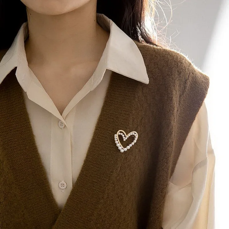 Einzigartige Doppels chicht Herz Broschen für Frauen elegante Strass Imitation Perle Herz Stifte Pullover Strickjacke Schnalle Schmuck – Detail 3