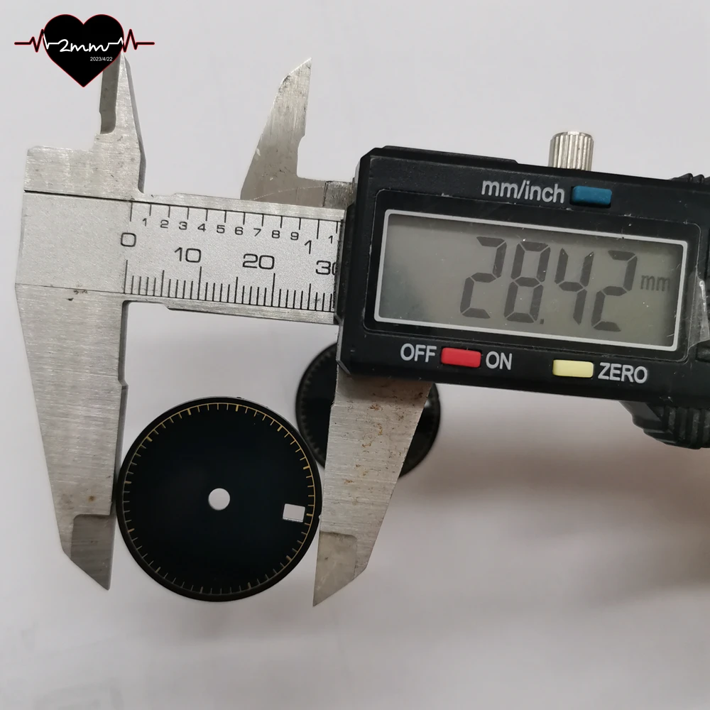 قرص الساعة لامع غير لامع أسود أبيض طباعة لون ذهبي مقياس ثانٍ مع تاريخ النافذة 3H لحركة NH34 وجه ساعة 28.5 ملم