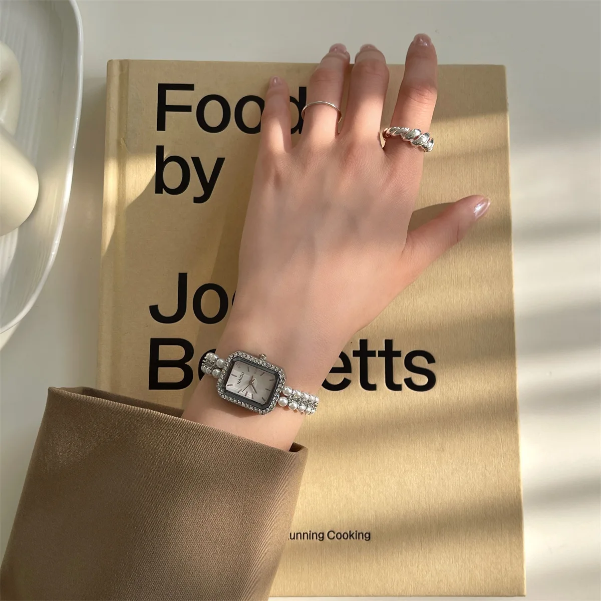 أحدث اللؤلؤ رصع حزام المرأة ووتش الفاخرة الراين السيدات ساعات يد العلامة التجارية الذهب الإناث الكوارتز ساعات المعصم على مدار الساعة