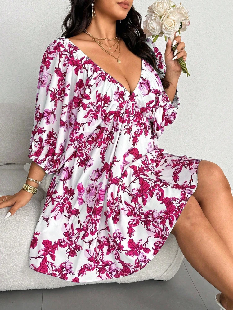Vestido resort romântico com estampa floral plus size e decote em V com flores pequenas elegante adequado para viagens