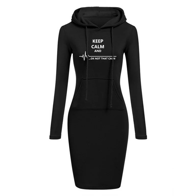 حافظ على الهدوء و... حسنًا ليس هذا فستان كاجوال بغطاء للرأس وأكمام طويلة مطبوع عليه حروف هادئة