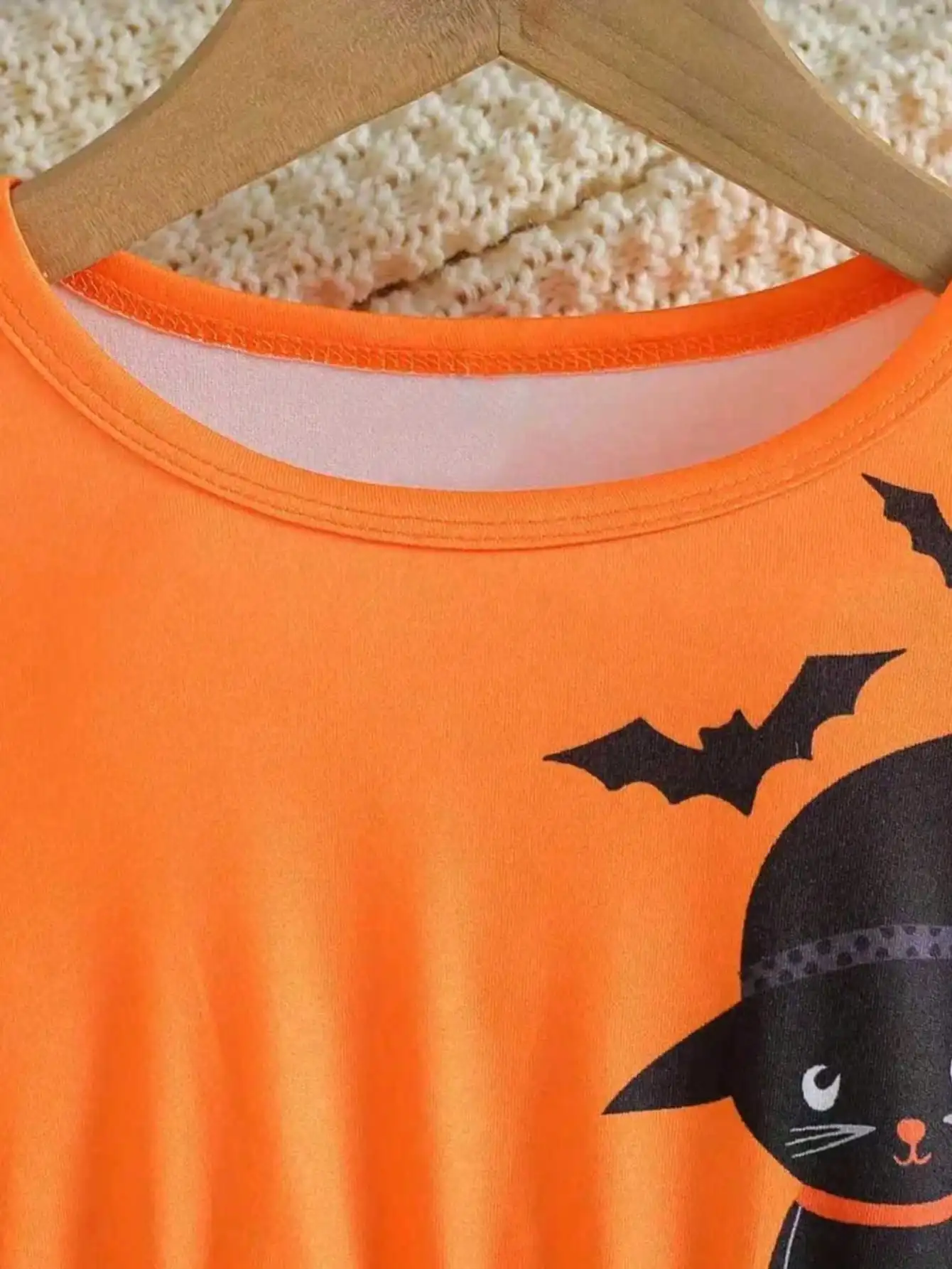Halloween-Kleid für Kinder mit Katzenmuster, bequem, mit Rundhalsausschnitt, langen Ärmeln und einem Netzstoff-Ausschnitt an der Taille. – Detail 5
