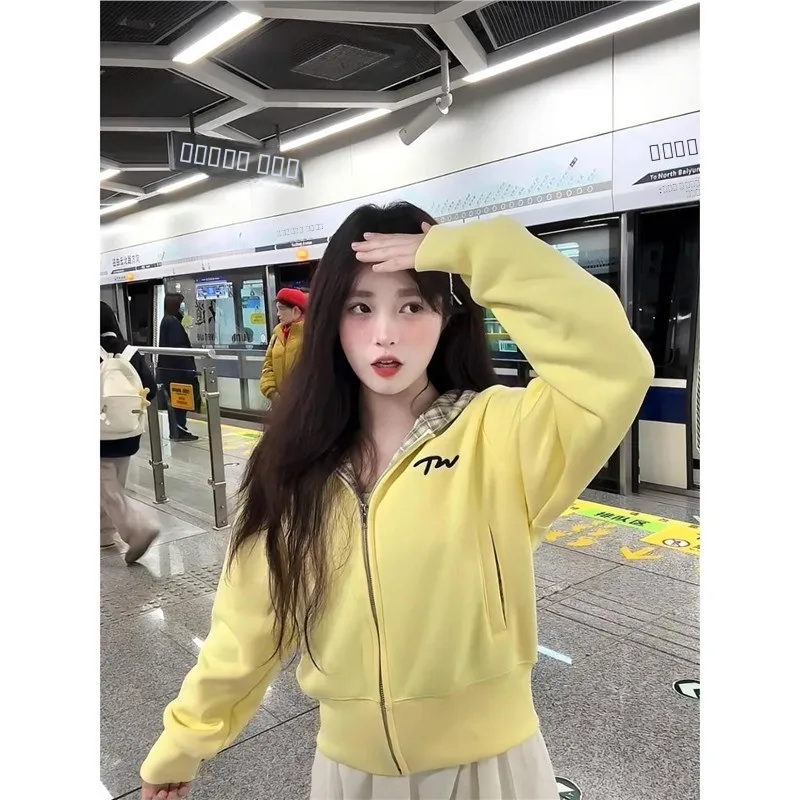 

Женский желтый свитшот в американском ретро-стиле, весенне-осенний, новый дизайн, с клетчатыми вставками, короткий кардиган, верхняя одежда, модный, универсальный.