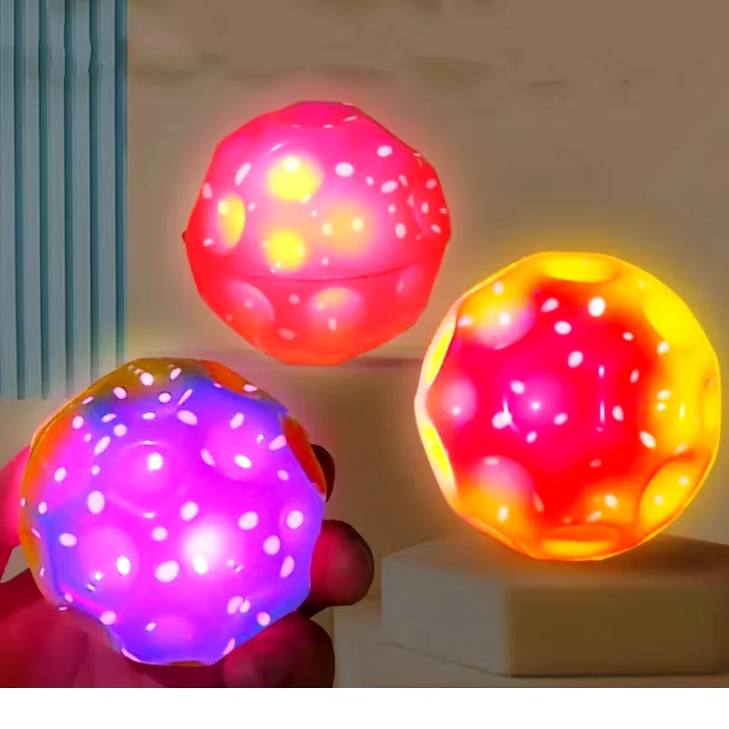 Bola espacial ligera que brilla, pelota que rebota extrema alta con LED, juguetes para niños al aire libre, juguetes antiestrés, bola con agujeros para aliviar el estrés