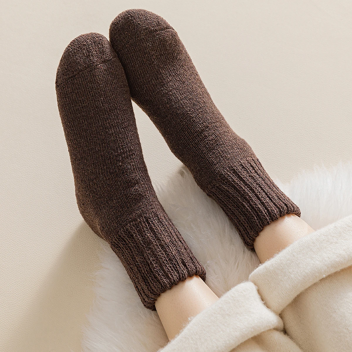 2 أزواج من الصوف الخريف والشتاء المرأة بلون بسيط موضة نمط الكلية سميكة الدافئة حلقة مريحة منتصف جوارب أنبوبية