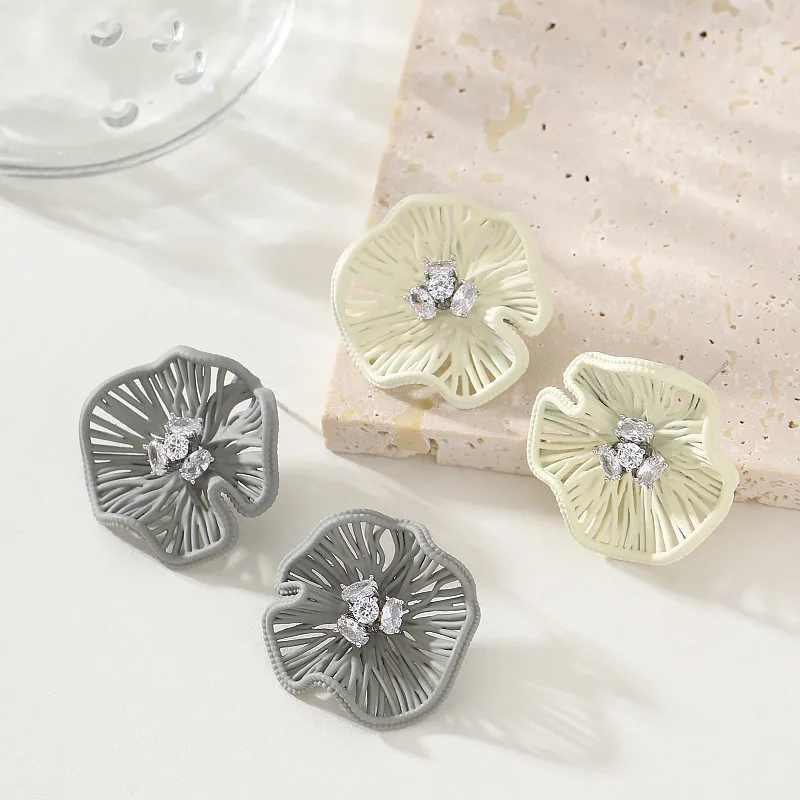 Super fairy and sweet temperament fairy style diamond-painted oil-drip curling flower earrings light luxury high-end earrings