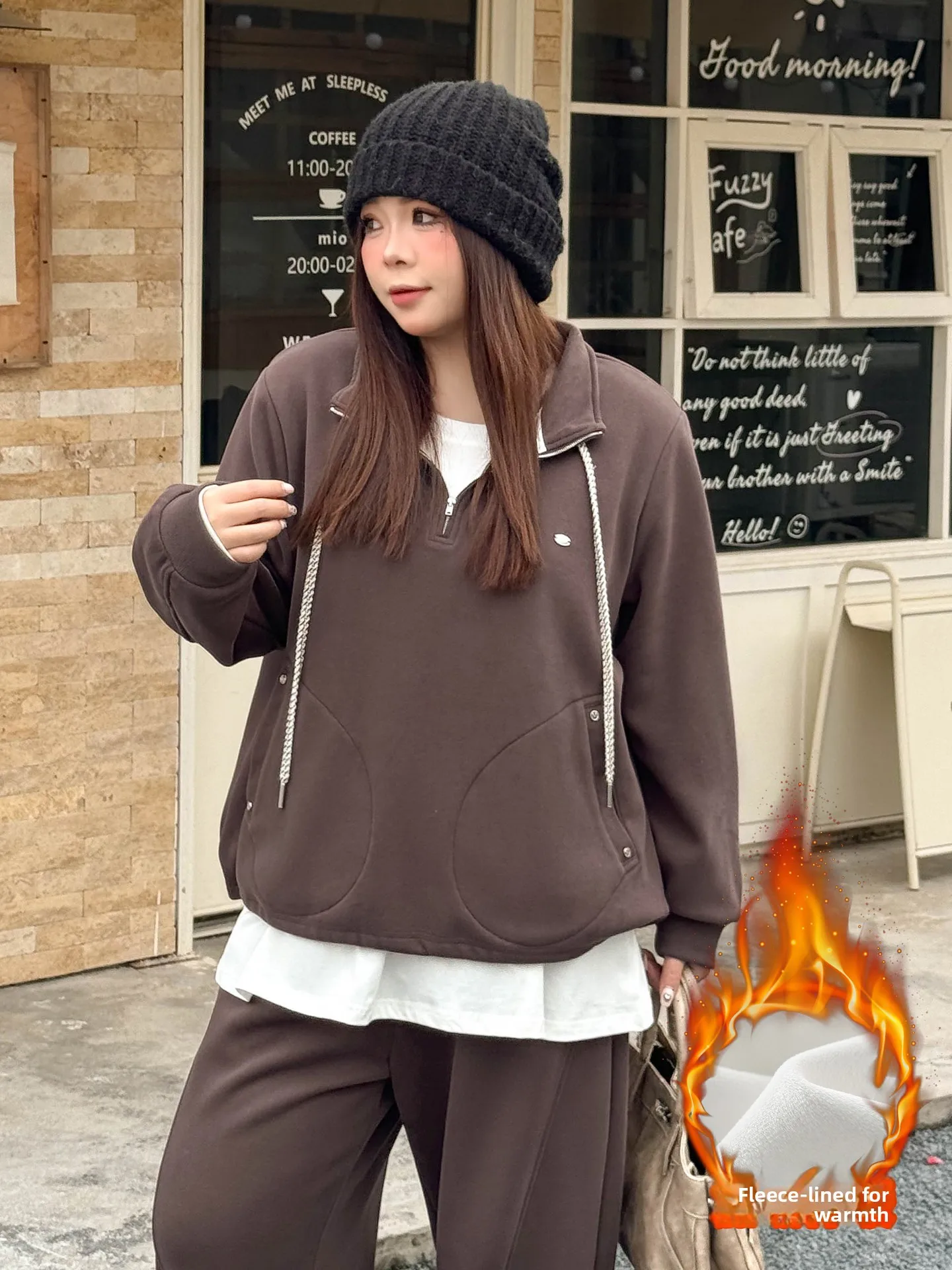 

Комплект женской спортивной одежды больших размеров: толстовка с воротником-стойкой и брюки на флисовой подкладке, создающие ощущение легкости, из двух частей, повседневный, комфортный, хлопковый.