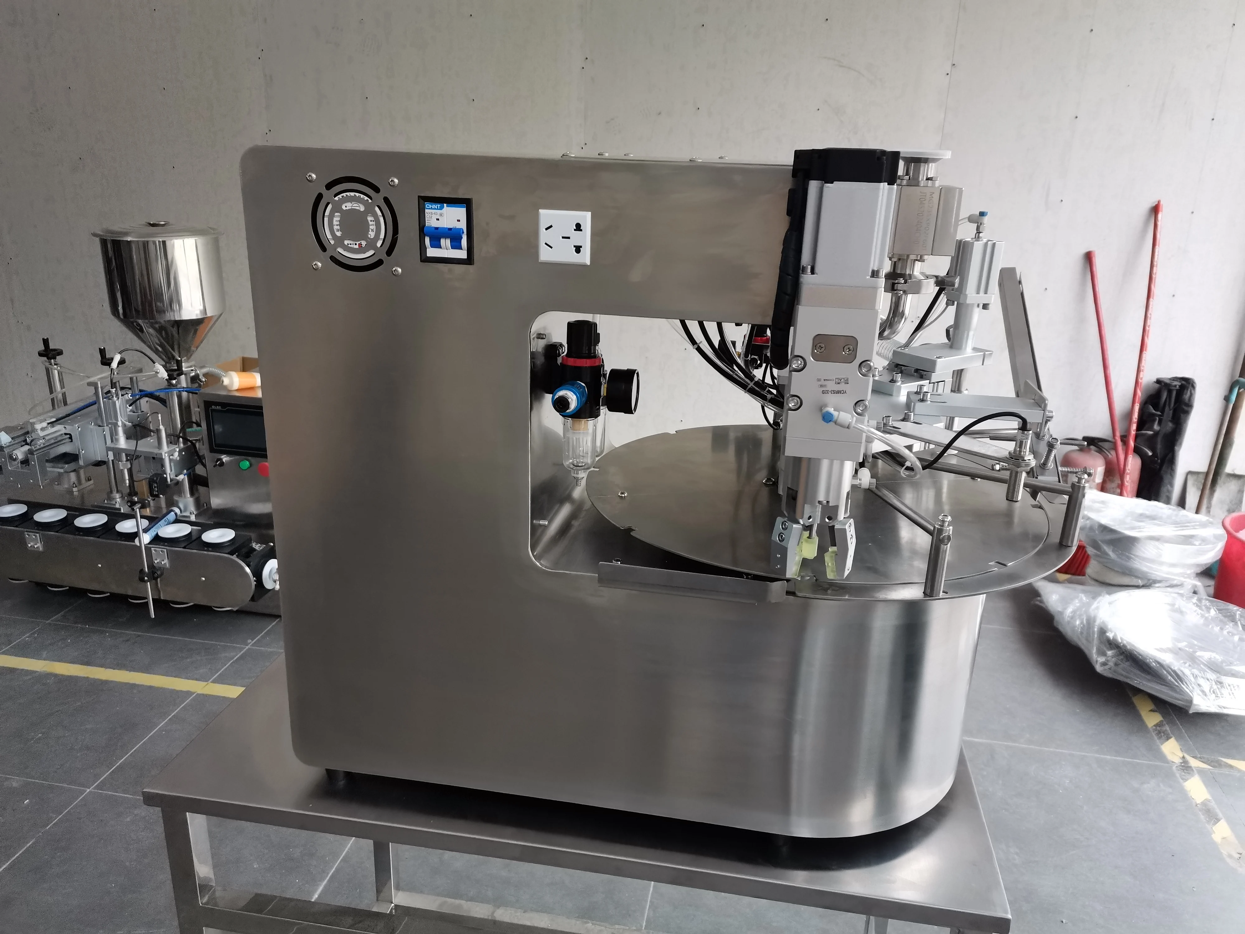 Desktop turntable filling and sealing machine nozzle bag small packaging machine