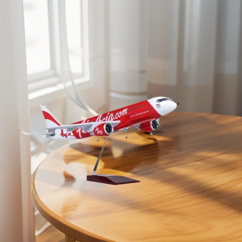 يموت الصب حافلة هوائية البلاستيك الراتنج مقياس 47 سنتيمتر الطائرات A320 Airasia طيران زخرفة نموذج طائرة مع أضواء ومعدات الهبوط