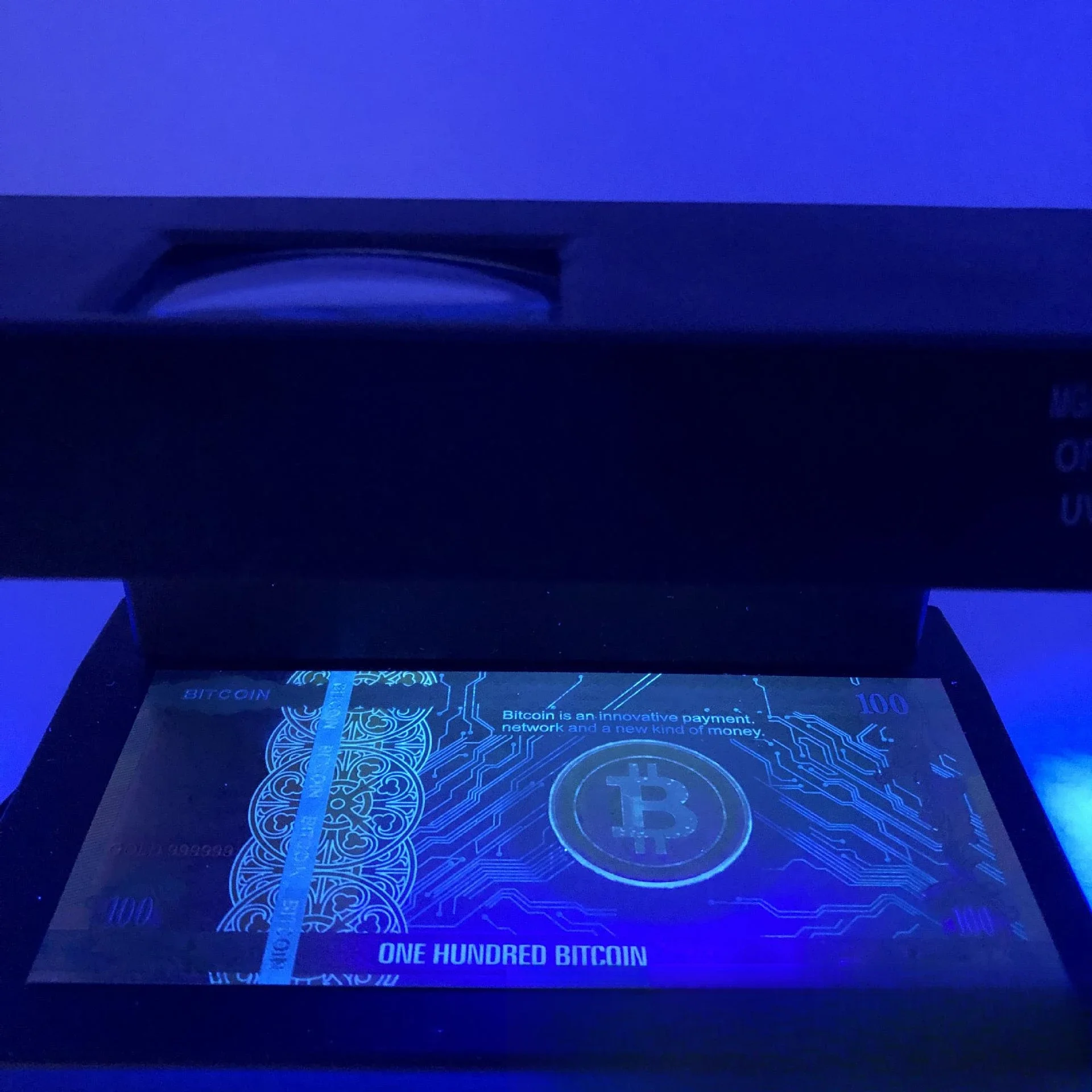 النقدية الملونة المطلية بالذهب مائة BITCOIN البلاستيك المال بت عملة BTC وهمية المال تذكارية ديكور المنزل