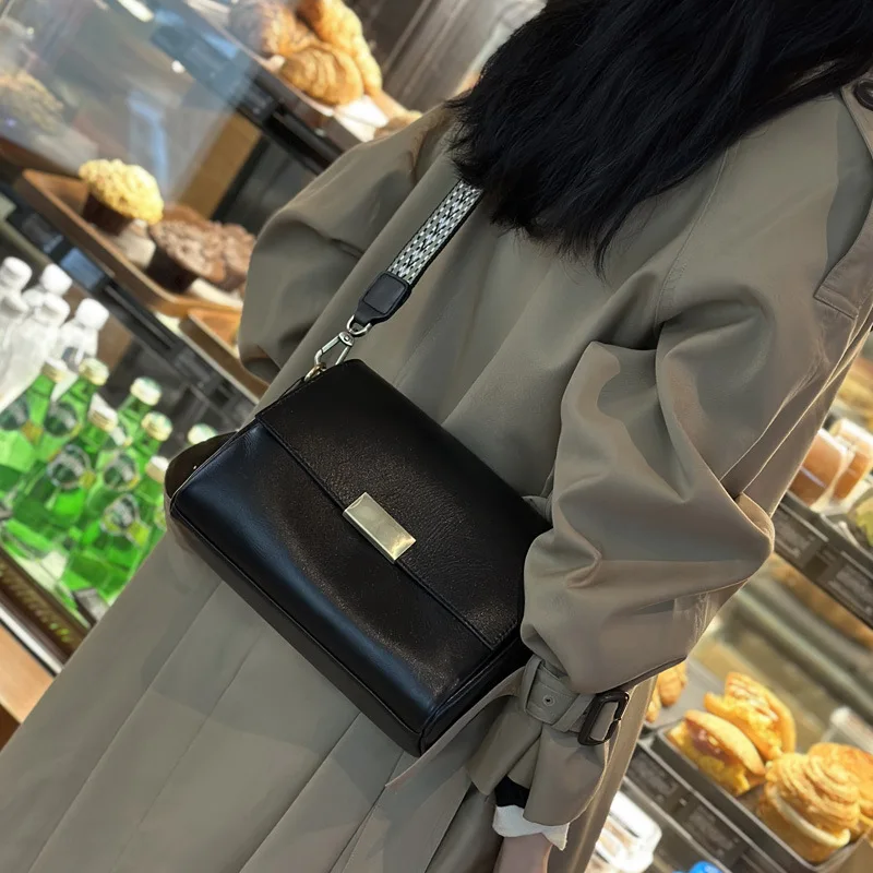 

Fashionable Women's Luxury Vintage Single-Shoulder Large Capacity Messenger Bag