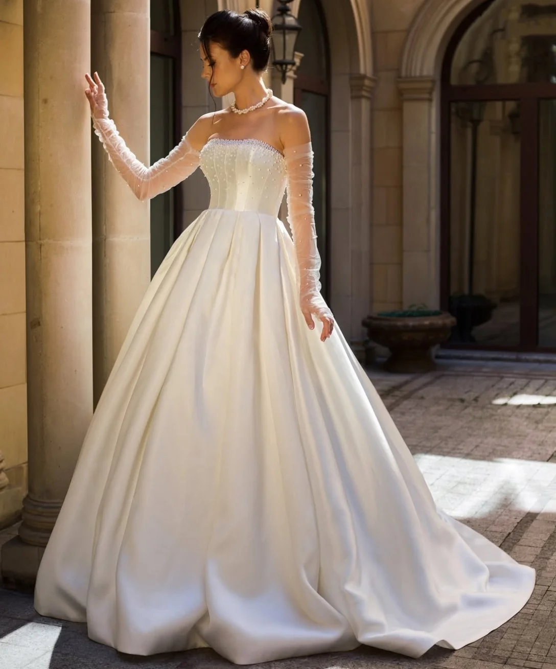 فساتين زفاف طويلة مخصصة من الساتان مع جيوب على شكل حرف a لؤلؤ بدون حمالات سويب تراين بأربطة من الخلف فساتين زفاف للنساء