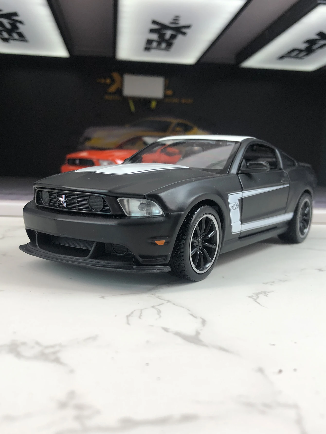 

Maisto 1:24 simulation zinc alloy 2012 Ford Mustang Boss 302 model car, static ornament, metal collectible gift car