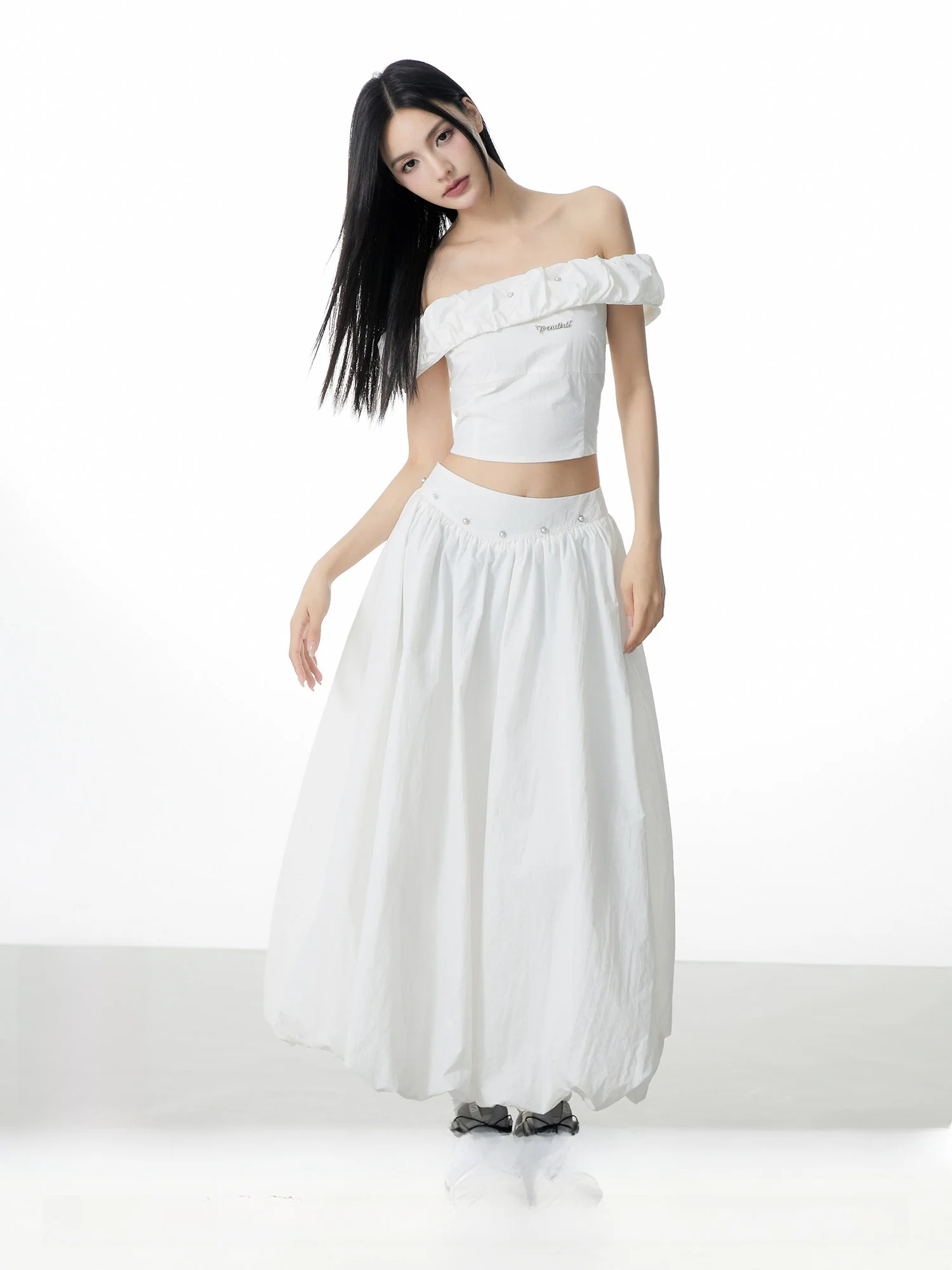 

Комплект Trendkill: Оригинальный топ на одно плечо с жемчужными заклепками и коротким рукавом, повседневная спортивная юбка-клеш. Модный летний женский наряд.