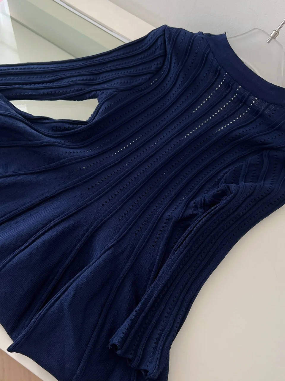 

2025 Autumn New Sle Women's Knitted Hollow out Single Button Sve V-Ne Top Breathable Comfortable Korean Version Long S...