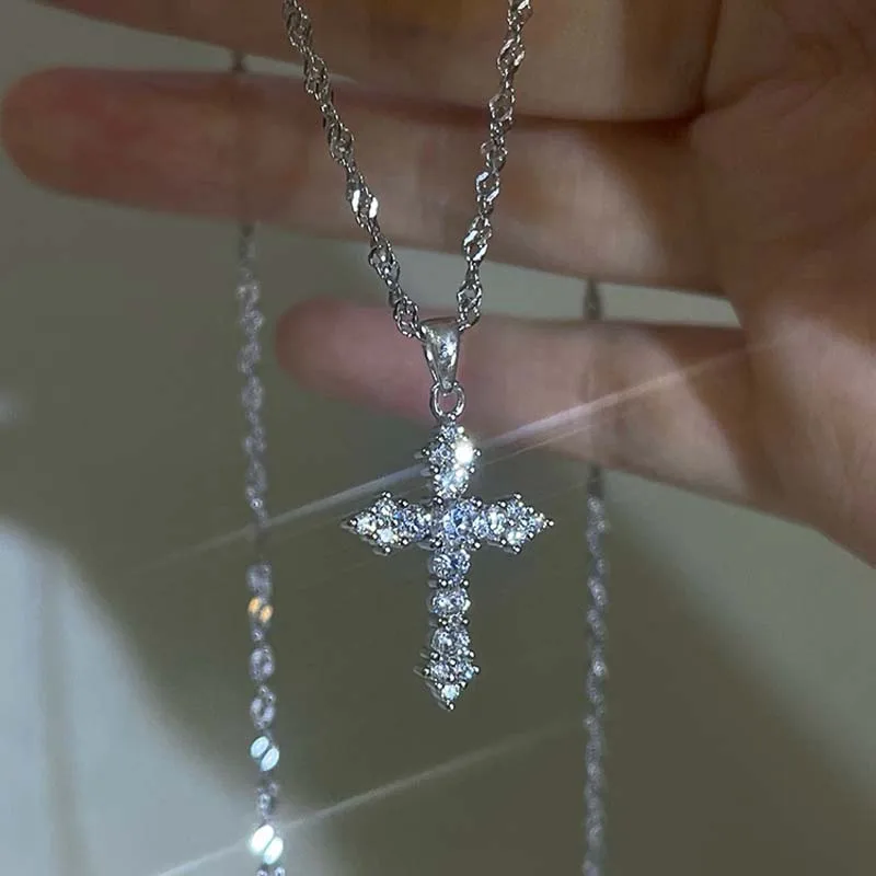 光沢のあるクリスタルジルコンクロスペンダントネックレス女性ガールズパンクシルバーカラー細いチェーンネックレスパーティージュエリー誕生日ギフト