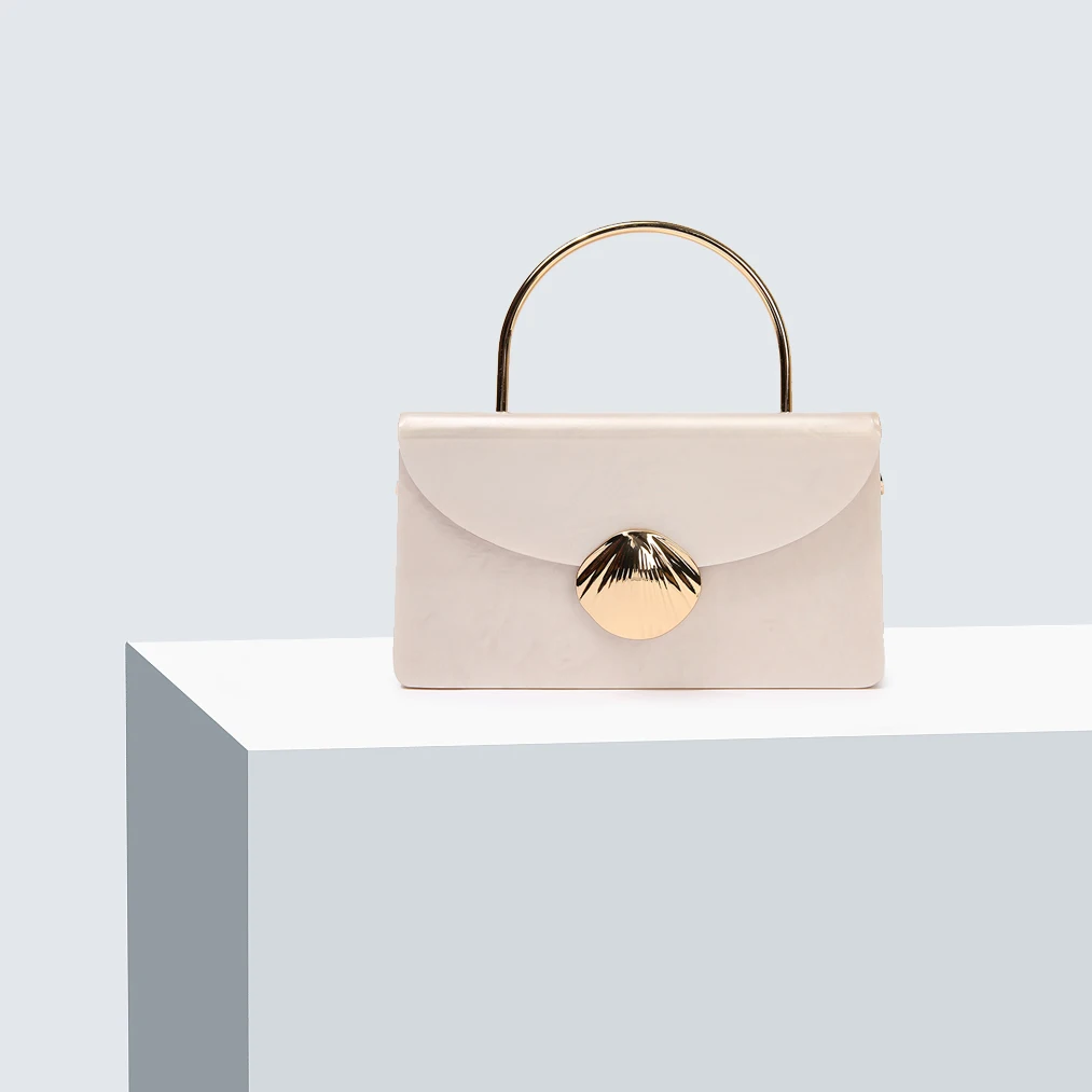 

The French fairy fish-scale Kelly bag is a fashionable and versatile accessory, suitable for dinner parties and other occasions.