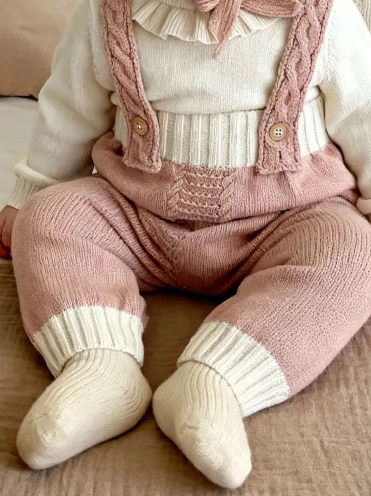 Autumn and winter baby girl baby pearl powder patchwork cute sweet suspender knitted pants+lapel long sleeve sweater 2-piece set