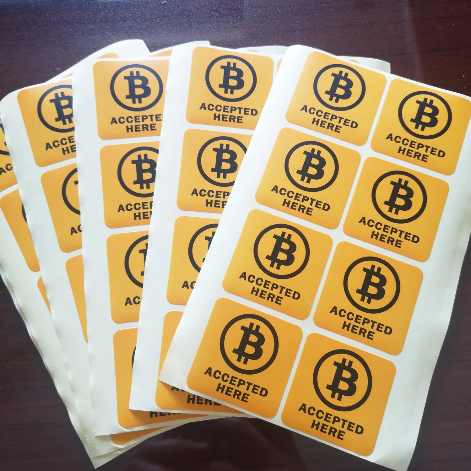 24 Stück 4 x 4 cm BITCOIN HIER AKZEPTIERT Selbstklebender Cyptocurrency-Etikettenaufkleber für Shop-Werbekunstpapier mit mattierter Laminierung – Detail 1