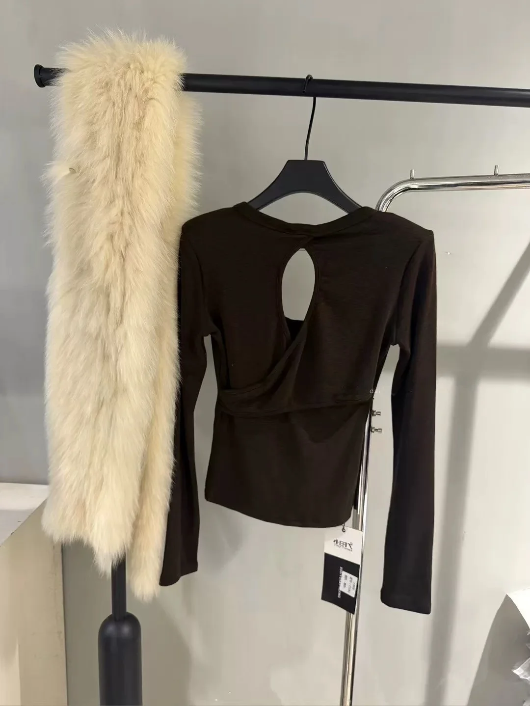 冬用レディース裏起毛スリムフィットTシャツ、中空デザイン、快適なコットン素材、ラウンドネック、柔らかく暖かいトップス