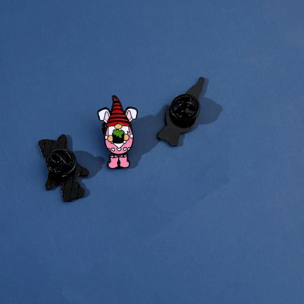 Рисунок 3 - новогодние эмалированные булавки