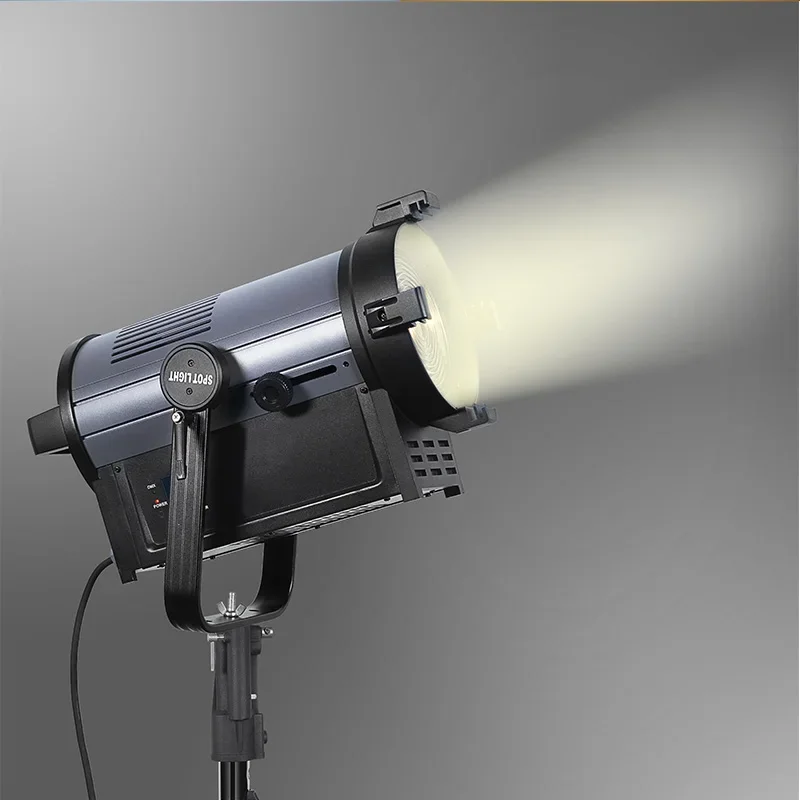 Fresnel LED con zoom luminoso professionale per studio TV da 350 W RGBWA