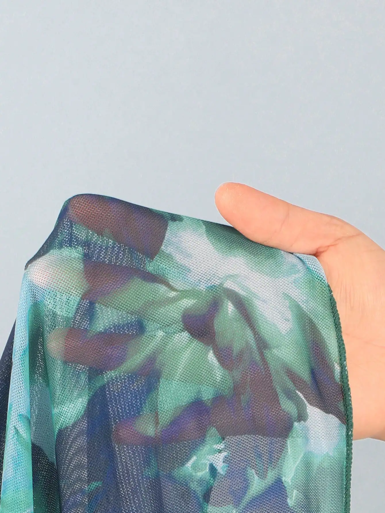 

Комплект бикини с цветочным принтом и завязками на шее, прозрачной накидкой и подходящей юбкой-полусолнечкой для летнего отдыха