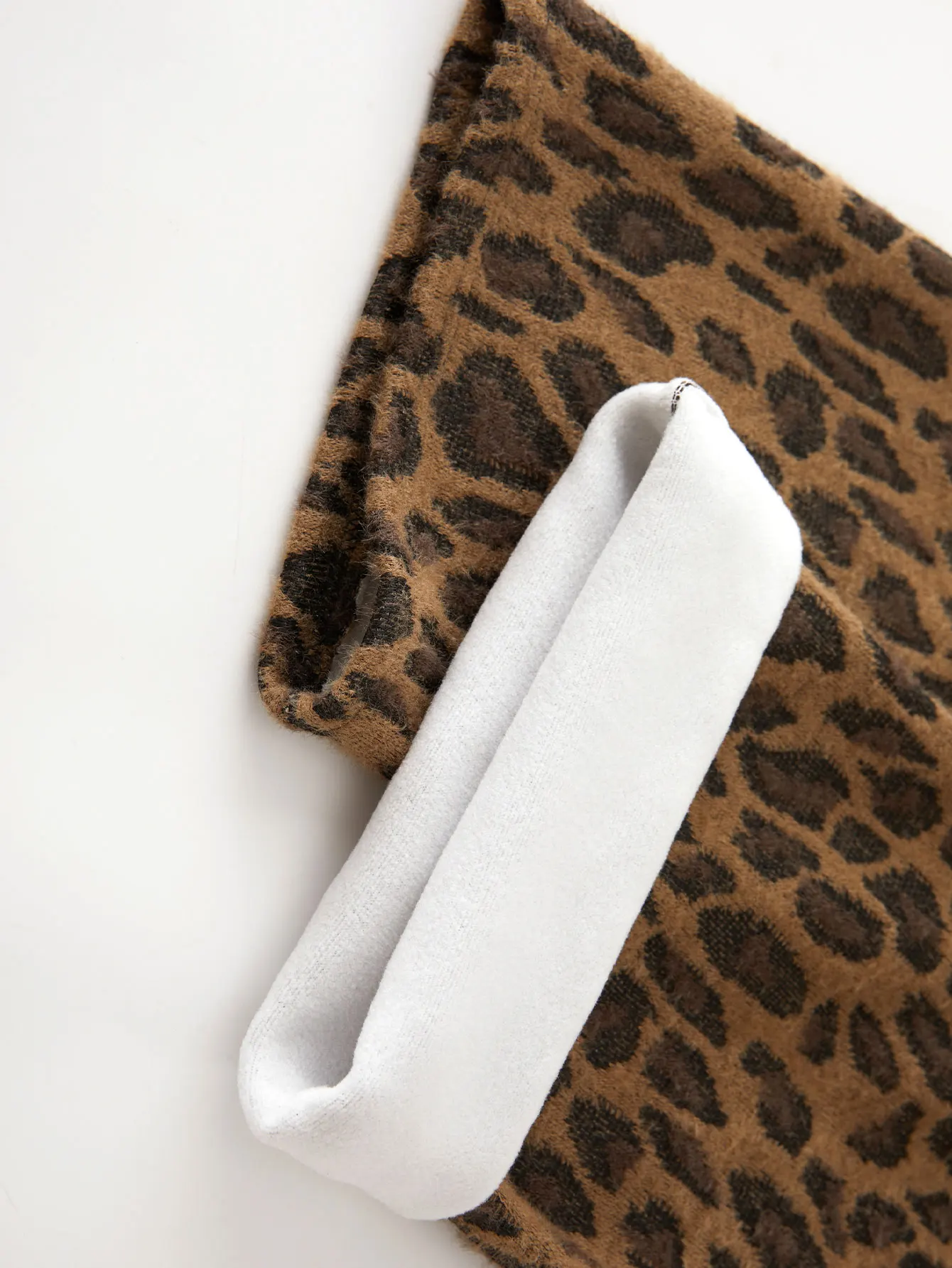 レオパード柄の女性用カジュアルパンツ、冬にふわふわで暖かい、ファッショナブルで多用途なズボン