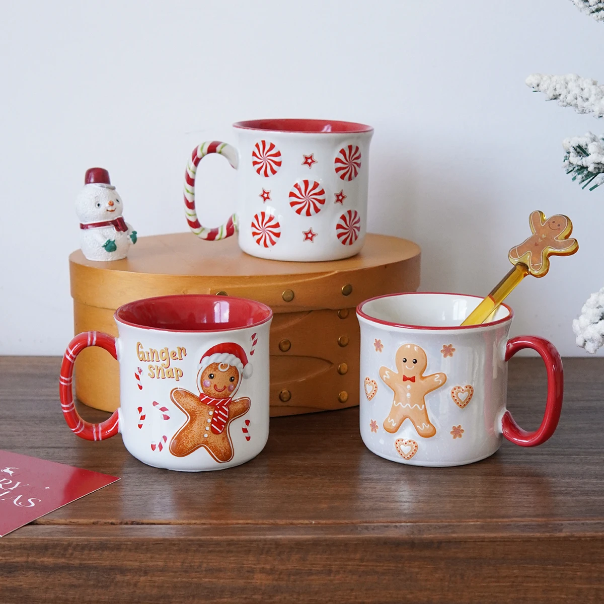1Pc Christmas Gingerbread Man Ceramic Mug, Creative Design with Embossed Snowflake and Santa Hat Gingerbread Man Pattern, Small Capacity Ceramic Coffee Cup, Suitable for Christmas Parties and Gatherings, Daily Household Drinking Cup, Afternoon Tea Coffee Cup, Gift Giving, Christmas Gift