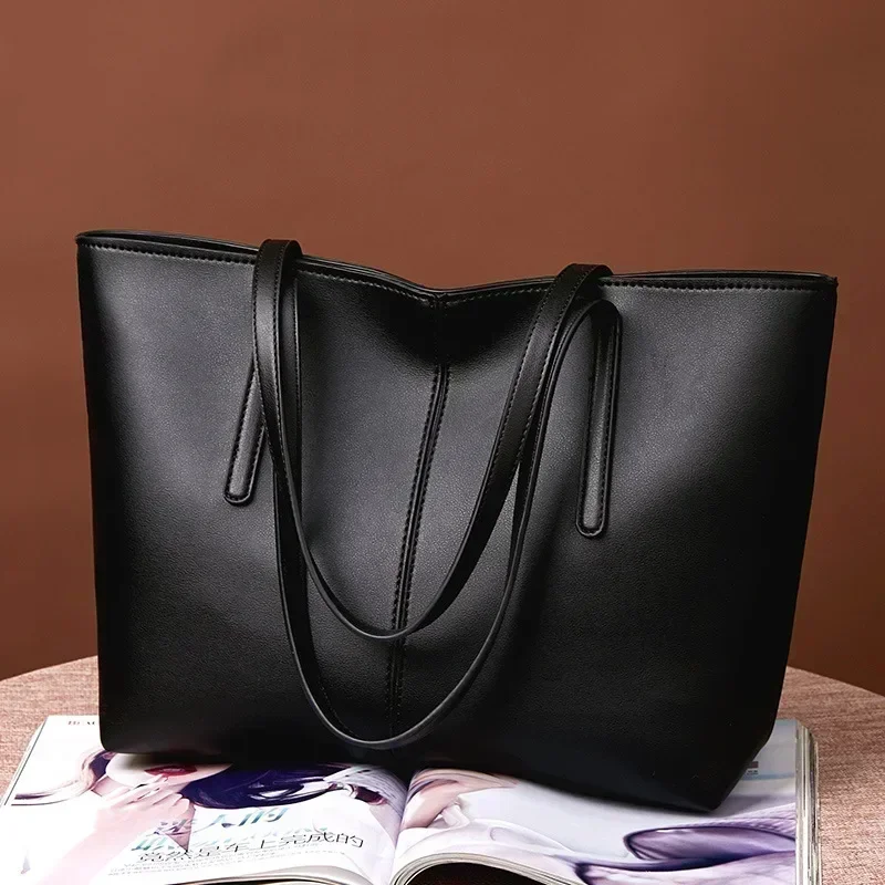 

Women's large-capacity tote bag made of fashionable PU, can be carried by hand or on the shoulder.