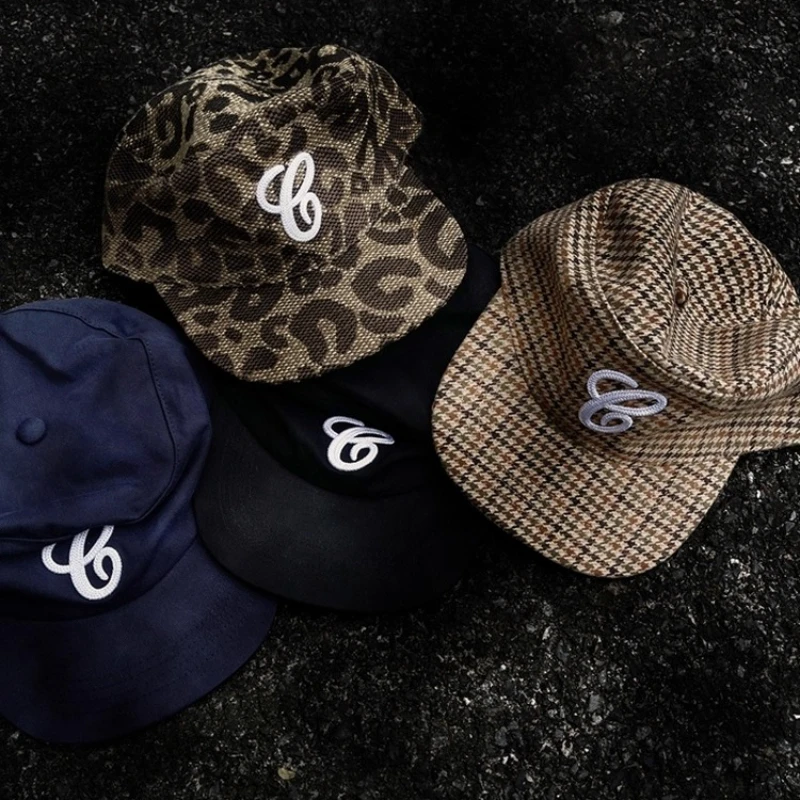 Gorras Retro de Visera Plana con Letras Bordadas, Gorra de Béisbol Casual y Versátil con Estampado de Leopardo y Visera Plana para Mujeres y Hombres