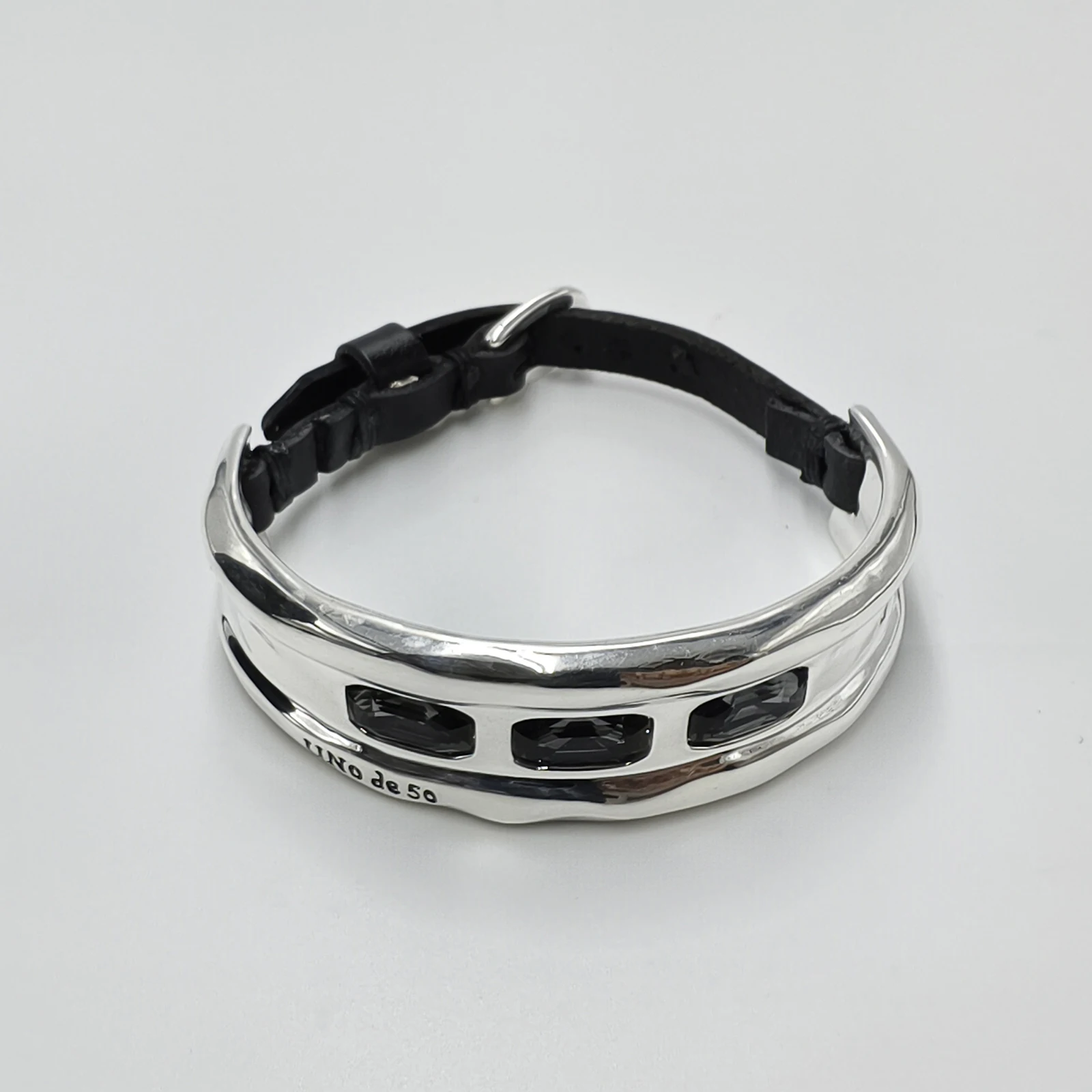 

Spanish original Unode50 bracelet with three crystals designed for male and female couples to accessorize holiday souvenirs