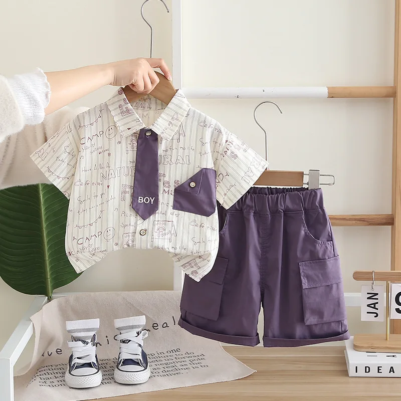 

Детские комплекты для мальчиков 0-5 лет: рубашка с коротким рукавом и принтом ручной работы, галстук, шорты-карго. Повседневная летняя одежда для малышей.