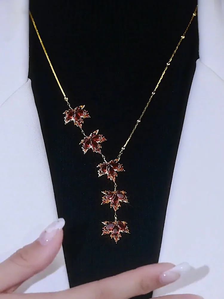 New Design Fashion Jewelry Luxury Orange Zircon Maple Leaf Pendant Necklace Elegant Women\'s Prom Party Accessories