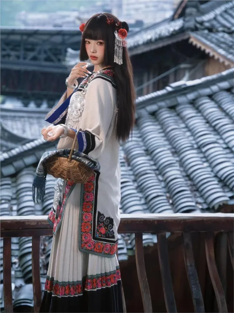 

Women's white cotton and linen acne embroidery performance costume photography