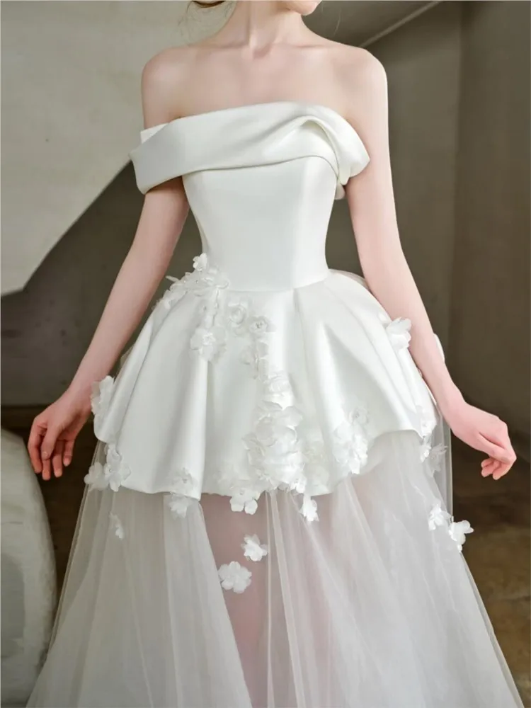 A new light niche and simple white flower-patterned morning dress for welcoming guests going out