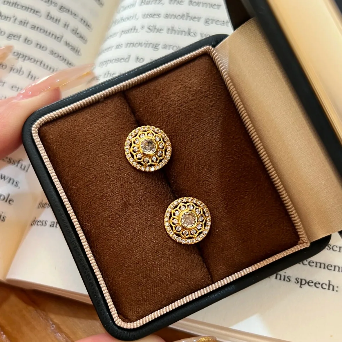 Retro fashion small and exquisite full diamond hollow out sunflower earings stud High quality classic earrings for women jewelry