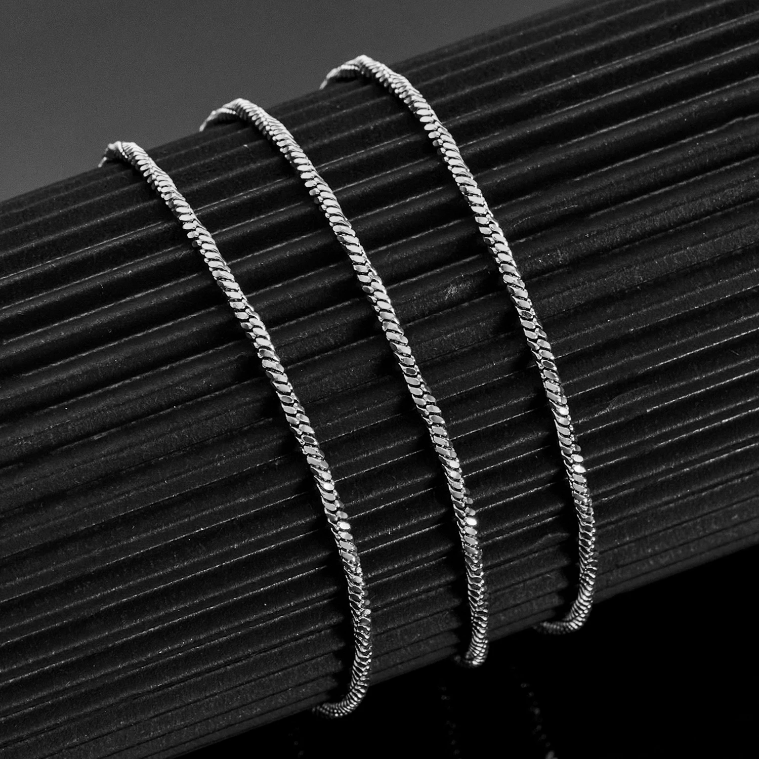 Coole silberfarbene, gedrehte Schlangenkette für Männer aus Edelstahl, lichtbeständig, modischer Schmuck für Rapper. – Detail 7