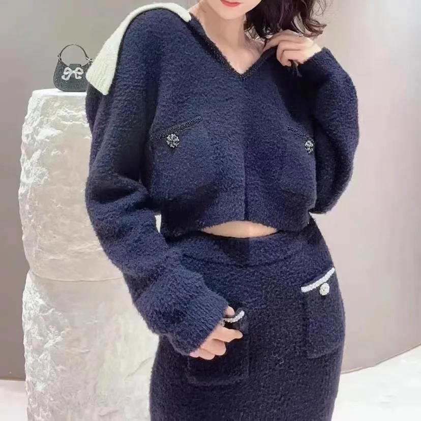 

2024 Early Spring New Tibetan Knitted Long sleeved V-neck Top Coat Navy Collar Contrast Top