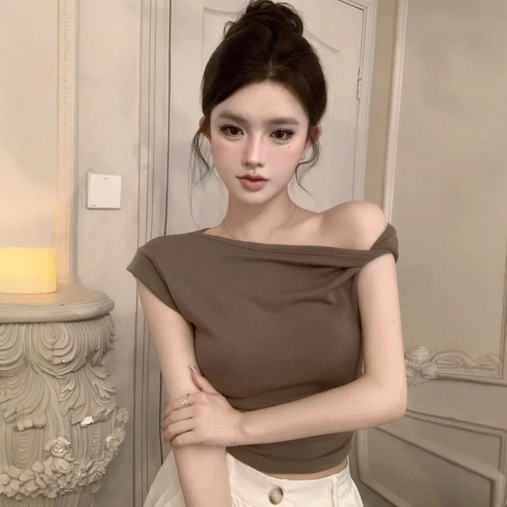 2026 Summer T Shirt Women Slanted Collar Pure Sexy Sexy Irregular Design Wrinkled Short Sop Slanted Shoulder Short Sleeves Woman