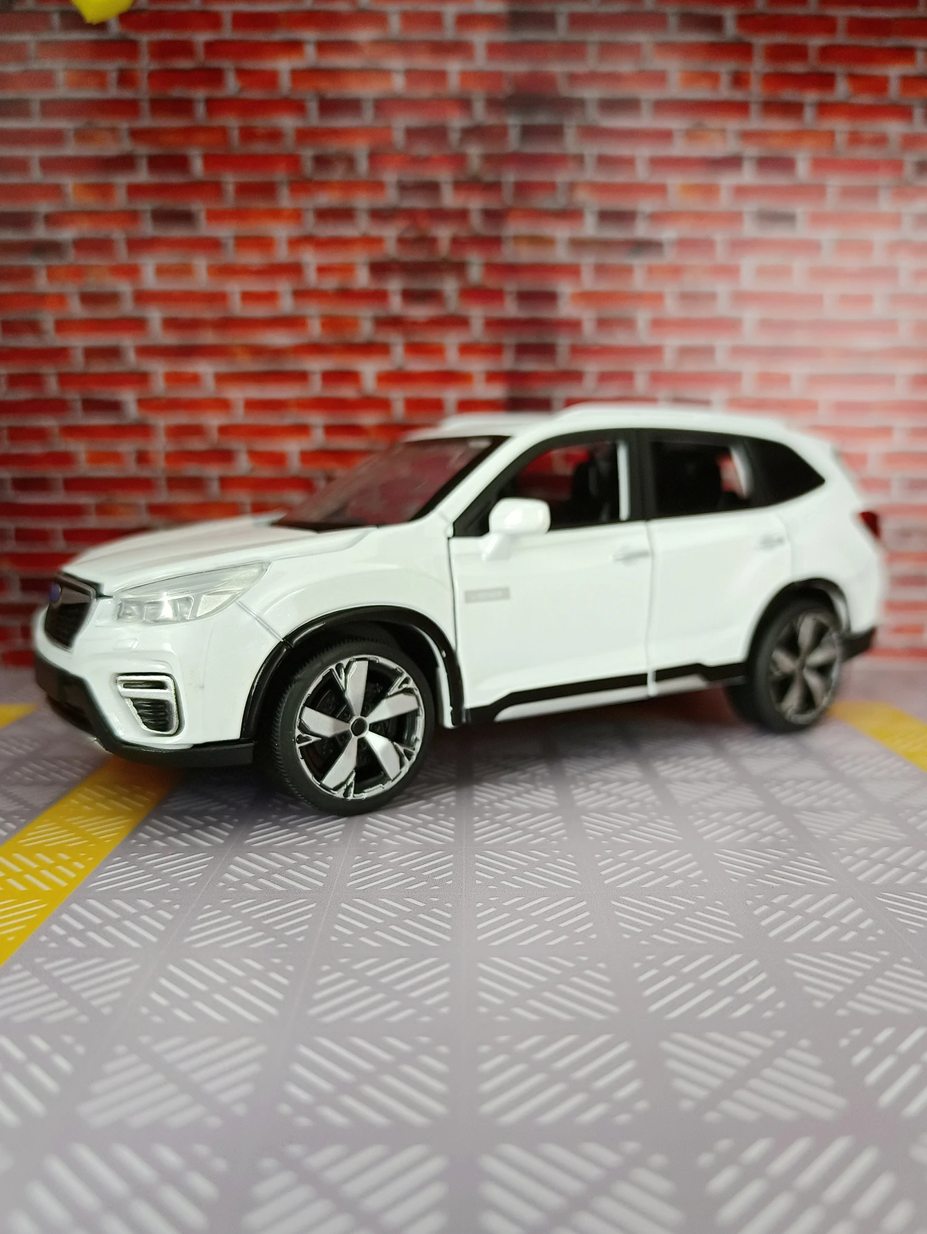 Adornos de modelo de coche de aleación Subaru Forester de simulación 1:30, colección de puertas y capó del motor, el maletero se puede abrir