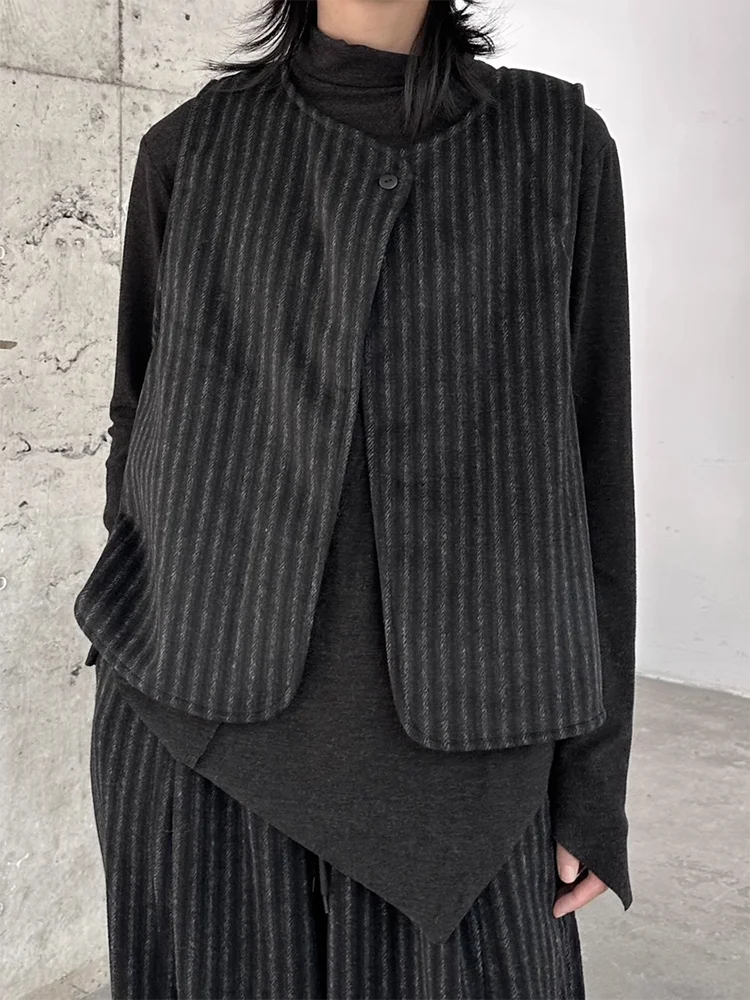 [EAM] Women Black Stripe Loose Fit Casual Thick Woolen Vest New Round Neck Sleeveless Fashion Tide Spring Autumn 2024 1DH2449