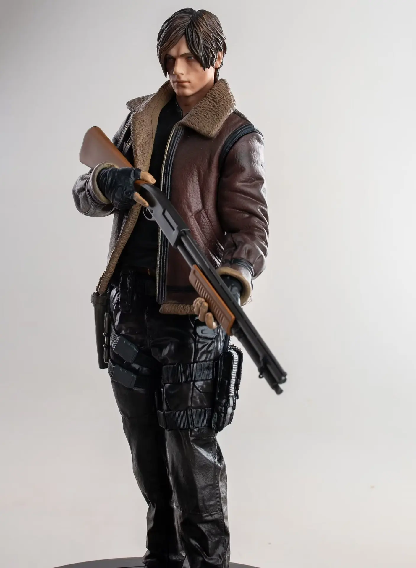 Wysokiej jakości gra Biohazard EVIL postać Leon Scott Kennedy zabawki figurki akcji 33cm