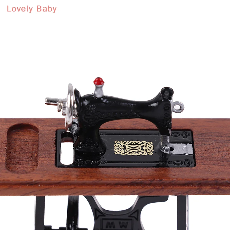 【BBS-7】เครื่องเย็บผ้าจิ๋วสำหรับบ้านตุ๊กตา ขนาด 1:12 พร้อมกรรไกร สำหรับตกแต่งบ้านตุ๊กตา