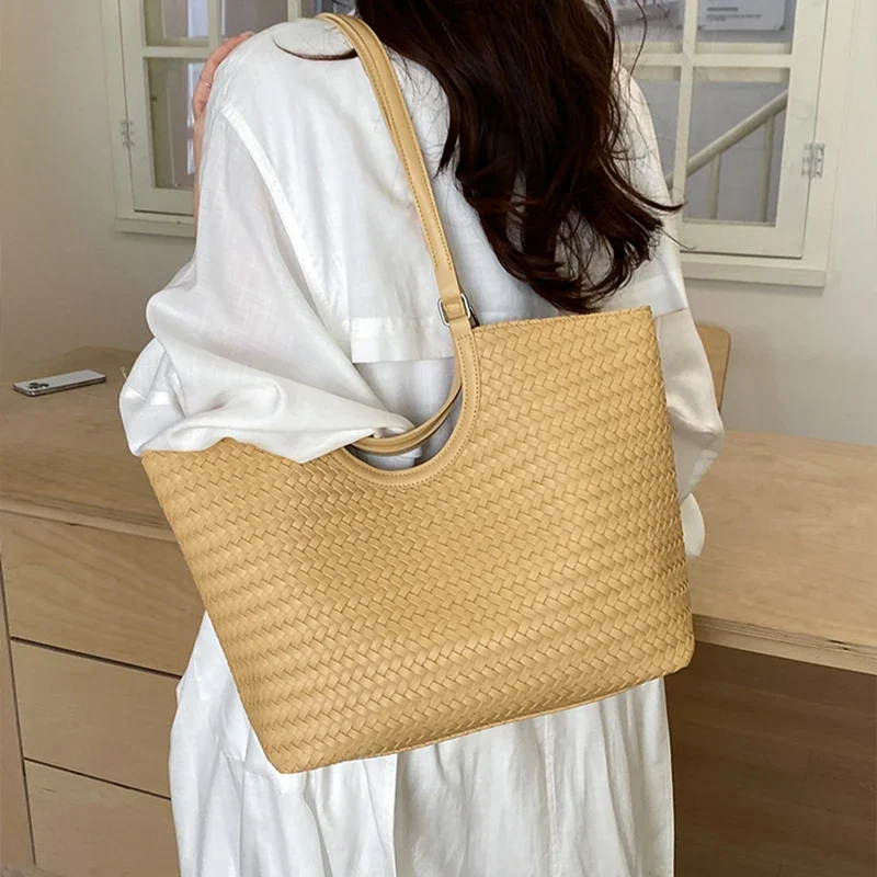 Koreanische Rattan-Geflecht-Umhängetasche, Große Kapazität Damen-Tragetasche, Sommerliche Lässige Einfache Urlaubs-Strand-Pendler-Handtasche – Detail 8