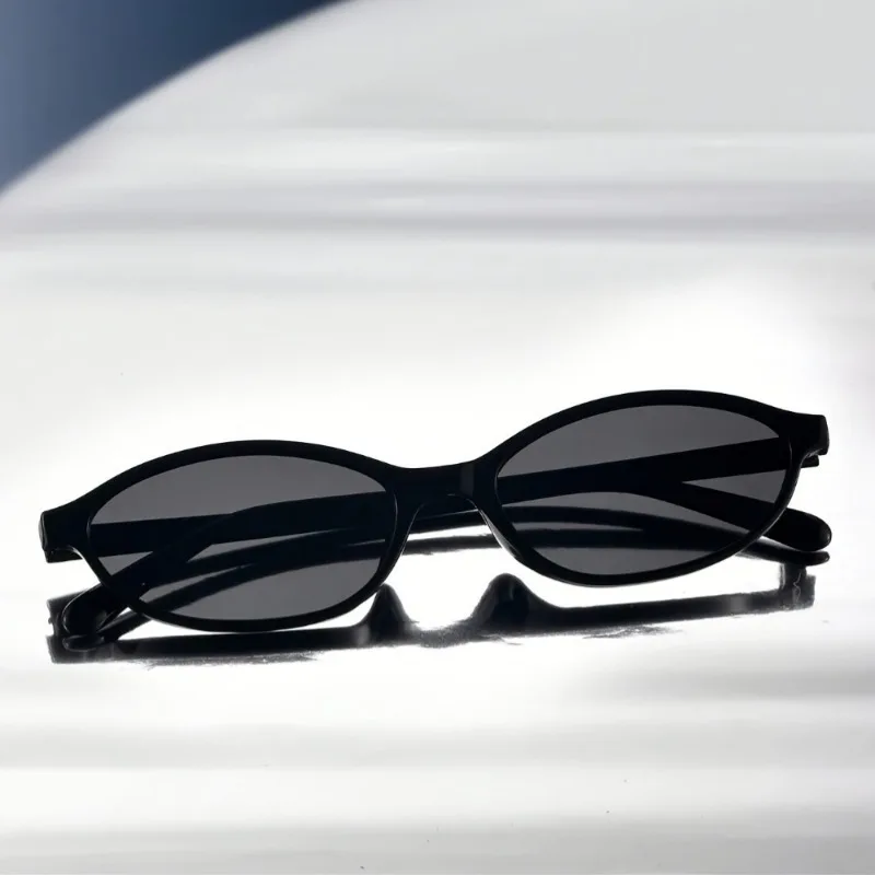 1pcs Minimalist black-rim oval sunglasses, sun protection, fits all face shapes for daily commute.