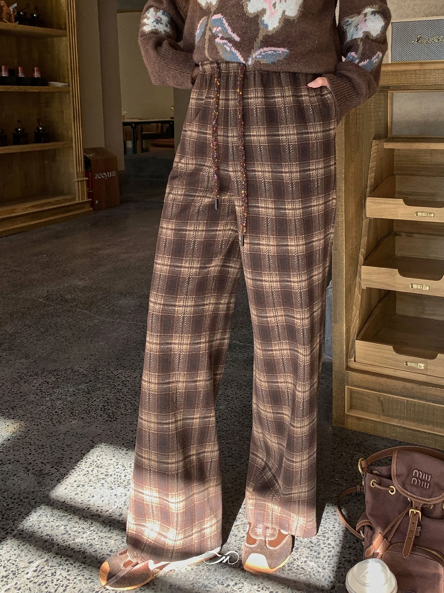 

Утепленные зимние прямые брюки для женщин больших размеров, повседневные брюки с завязками, свободные брюки в клетку, визуально стройнящие фигуру.